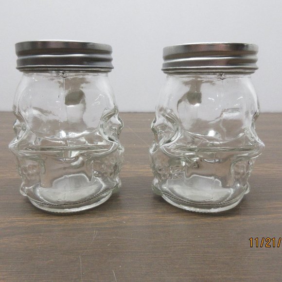 Skull Salt & Pepper Shaker Set - Picture 4 of 6
